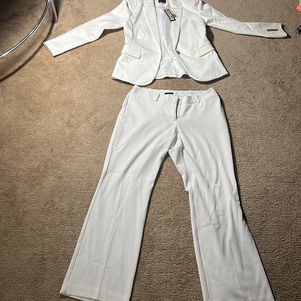 White Suit for woman brand Worthington top size 6. Bottom size 8P